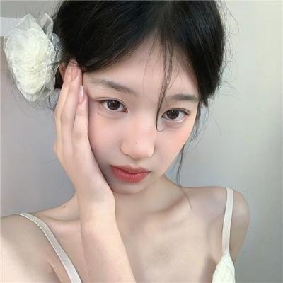 《照片中的女孩》海报